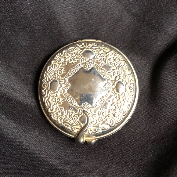 Silverplate Repousse Compact Mirror - Picture 4 of 12
